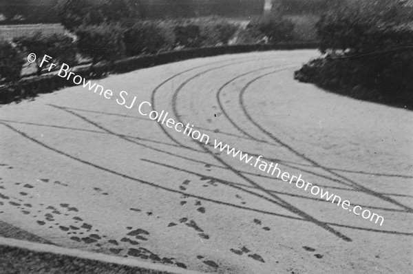 CURVES IN SNOW (FROM DRUMCONDRA ???)